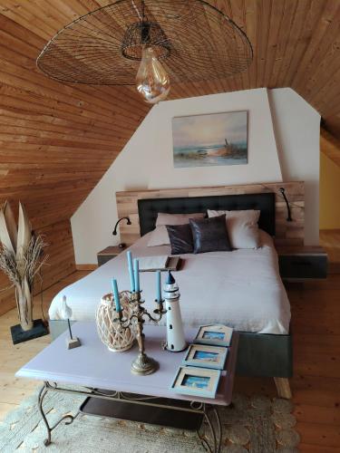 - une chambre avec un lit et une table avec des bougies dans l'établissement Jonael, à Scrignac