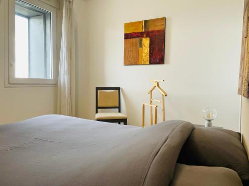 ein Schlafzimmer mit einem Bett, einem Stuhl und einem Fenster in der Unterkunft Terrasse & Confort à Rouen - 396 in Rouen