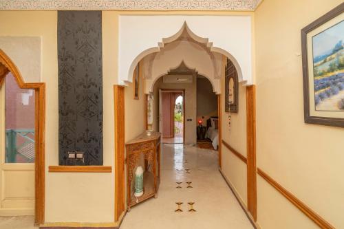a hallway in a house with an archway at Havre de Paix à Marrakech in Heddad