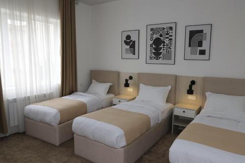 Postel nebo postele na pokoji v ubytování NUNO hotel Жалал-Абад
