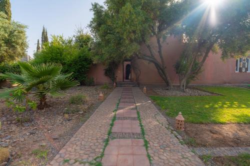 a brick walkway in front of a house at Havre de Paix à Marrakech in Heddad