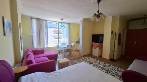 un soggiorno con un divano viola e un tavolo di Zana's Apartment a Pogradec