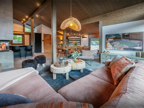 un salon avec un canapé et une table dans l'établissement Chalet Amarou - OVO Network, à Châtel