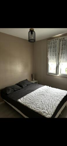 Tempat tidur dalam kamar di Tranquillité sur Perpignan