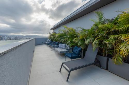 Ein Balkon oder eine Terrasse in der Unterkunft The Bridge by Xtay - Estúdio completo, proximo a Arena Opus com Wi-Fi rápido, piscina, academia