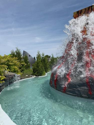 a water slide in a pool with water splashing at Condos Vacances MSA - incluant piscine et spas extérieurs chauffés à L'ANNÉE!! in Beaupré
