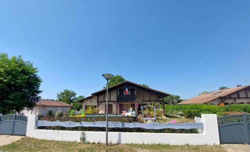 Gîte des Lauriers Roses - Piscine collective, Spas et jardins privés - 7 kms de la plage de Lespecier
