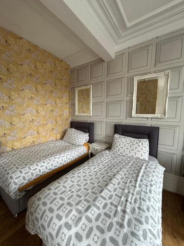 Postel nebo postele na pokoji v ubytování Little John Hotel