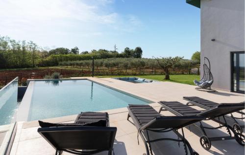 un patio avec des chaises et une piscine dans l'établissement Awesome Home In Bukori, à Baldaši