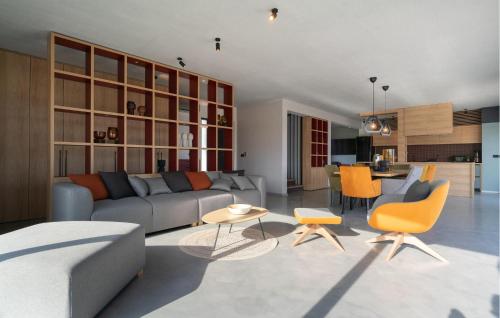 un salon avec un canapé et une table dans l'établissement Awesome Home In Bukori, à Baldaši