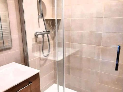 une douche avec une porte vitrée dans une salle de bain dans l'établissement Duplex 40m² Les Gets - 6 pers - Pistes Turche 30m - Garage - Navettes gratuites - FR-1-802-82, aux Gets