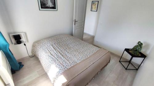 a bedroom with a bed in a white room at Matheis 