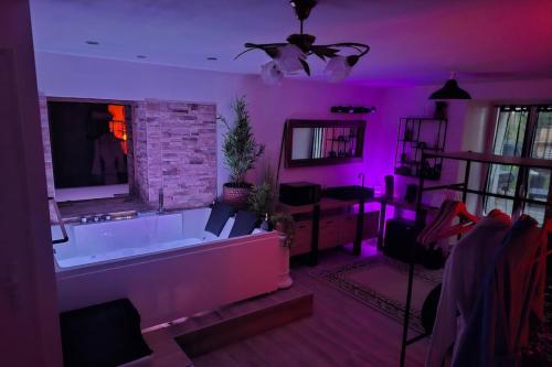 Suite deluxe avec jacuzzi et jardin à 2 min de la plage