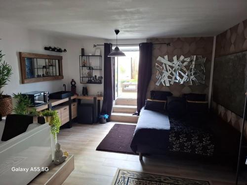 Χώρος καθιστικού στο Suite deluxe avec jacuzzi et jardin à 2 min de la plage