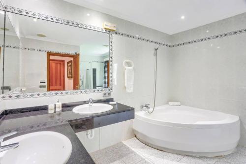 Villa Mas by Villa Plus