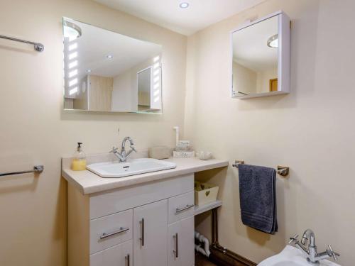 Ένα μπάνιο στο 2 Bed in Umberleigh 74967