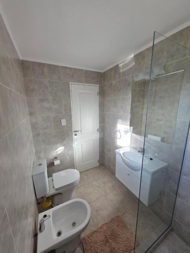 ein Badezimmer mit Toilette, Waschbecken und Dusche in der Unterkunft Moderno y equipado Departamento - Viedma in Viedma