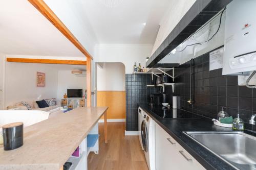 une cuisine avec un évier et un plan de travail dans l'établissement Le 35 du Port, La Ciotat, à La Ciotat