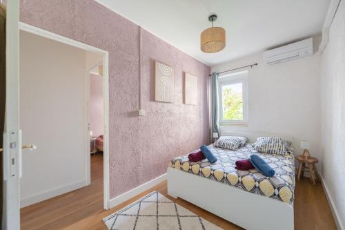 une chambre avec un lit avec des oreillers et une fenêtre dans l'établissement Le 35 du Port, La Ciotat, à La Ciotat