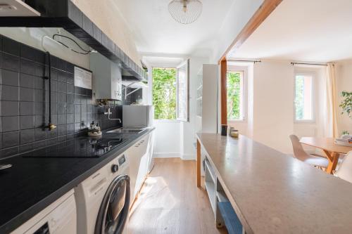 une cuisine avec un évier et un plan de travail dans l'établissement Le 35 du Port, La Ciotat, à La Ciotat