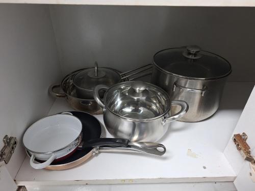 a group of pots and pans on a kitchen counter at Amplia Casa Totalmente Equipada in Temuco