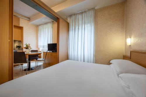Giường trong phòng chung tại iH Hotels Milano ApartHotel Argonne Park