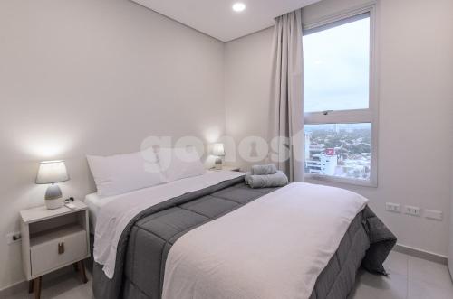 Postel nebo postele na pokoji v ubytování Modern 1 Bed Apt Two Blocks From Shop Del Sol