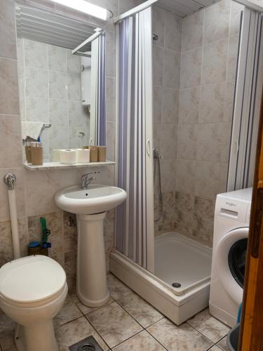 ein Badezimmer mit Toilette, Dusche und Waschbecken in der Unterkunft Jadran Rafailovic in Rafailovici