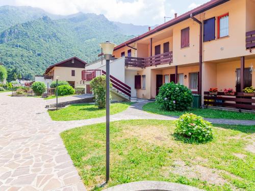 a street light in front of a building at Casa Nina - Wi-fi gratuito in Ballabio