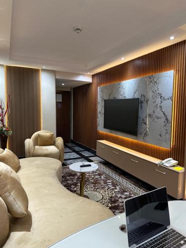 TV a/nebo společenská místnost v ubytování Golden Tulip Hotel Port Harcourt -GTPH