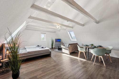 a living room with a bed and a dining room at Diepholzer Boardinghouse by BohnApartments - Parkplätze - WLAN - Garten - ruhig in Diepholz