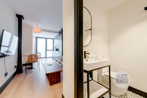 ein Badezimmer mit Waschbecken und Spiegel in der Unterkunft Diversión y confort para 10, ven a Duque de Rivas 8 E3 in Madrid