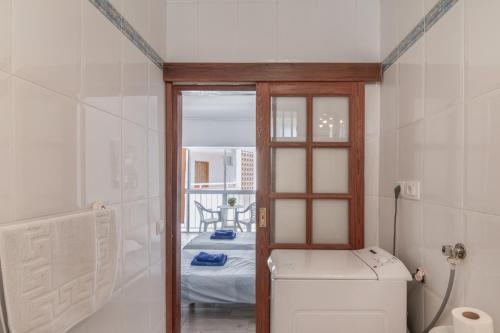 マスパロマスにあるStudio vista piscinaのトイレ付きのバスルームが備わります。