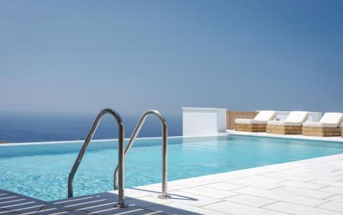 Bazén v ubytování Morfes Luxury Apartments nebo v jeho okolí
