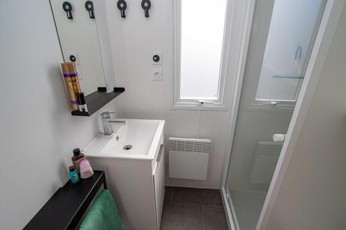 Bilik mandi di Vacances en mobil-home Vendée