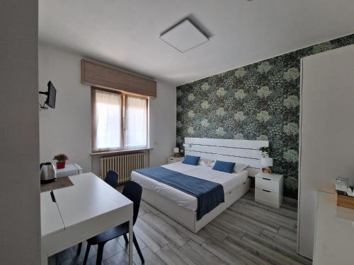 a bedroom with a bed and a desk in it at BGY Airport House Grassobbio in Grassobbio