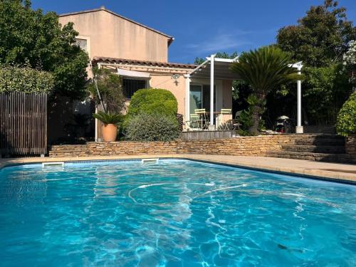 une piscine devant une maison dans l'établissement Les Oliviers - Ceyreste, à Ceyreste