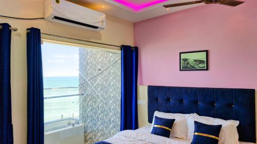 Postel nebo postele na pokoji v ubytování Tere Mere Beach Hotel Pondicherry