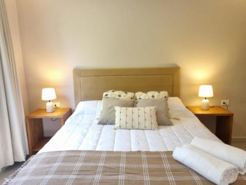 a bedroom with a large bed with two lamps at Casa Acogedora Y Hermosa En Sanber in San Bernardino