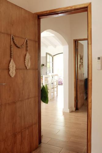a hallway with a wooden door and a dining room at Encantadora Casa De Verano - Marilaf in San Bernardino