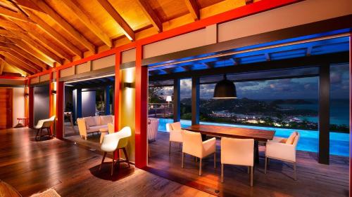 Χώρος καθιστικού στο Contemporary Villa Offering Utmost Luxury