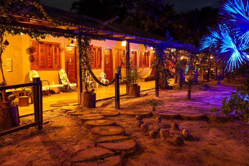 Ein Garten an der Unterkunft Pousada Paraíso do Calango Azul