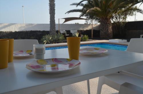 ein Tisch mit Tellern voller Essen darauf in der Unterkunft Villa Mariola in Playa Blanca
