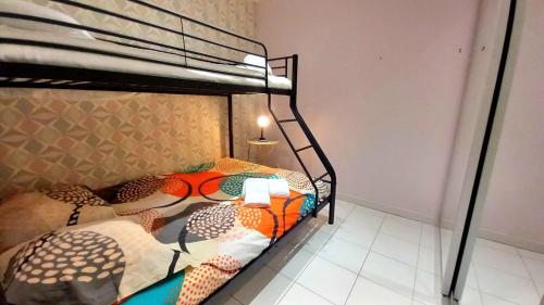 une chambre avec deux lits superposés avec des couettes colorées dans l'établissement Trilocale Fronte Mare-ideale Lavoratori Monaco, à Roquebrune-Cap-Martin