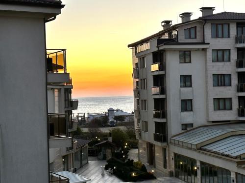 Perfect Sea and Pool View Long Beach Apartment