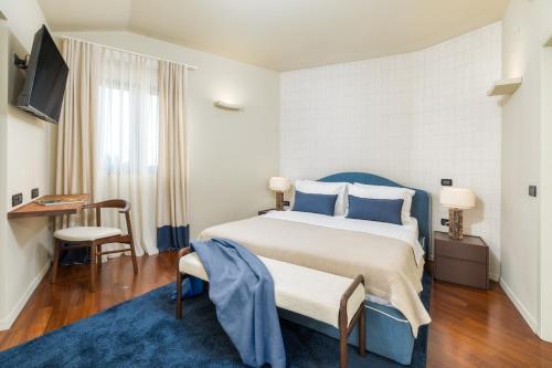 Un dormitorio con una cama grande y un escritorio. en Villa Clara by Villsy, en Motovun