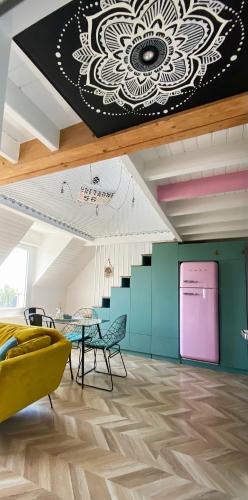 une pièce avec une table, des chaises et un plafond dans l'établissement CATAMARAN - Duplex Atypique avec Parking, à Vannes