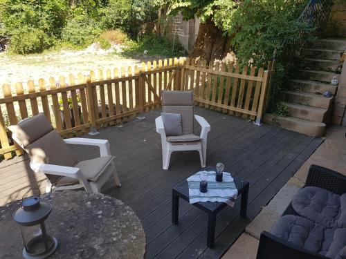 a patio with two chairs and a coffee table at La Petite Maison du Gardien in Sainte-Agnès