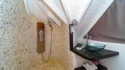 Un baño de Enchanting Caribbean Honeymoon Haven