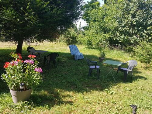 a group of chairs and tables in a yard at La Petite Maison du Gardien in Sainte-Agnès